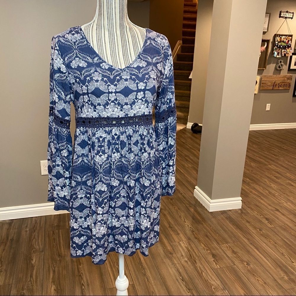 Patrons of Peace Blue Floral Flutter Sleeve Tunic - Picture 1 of 9